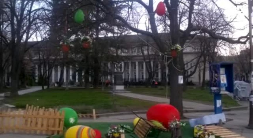 Вандали разрушиха великденската украса в Благоевград