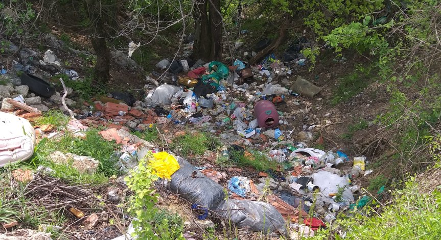 HelpBook алармира: Боклуци в кварталите, незаконни сметища в горите