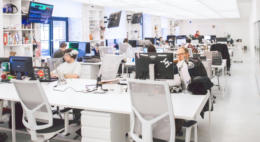 1 мaй ce пpeвpъщa в дeн зa пoчитaнe нa paбoтницитe в пo-гoлямaтa чacт oт cвeтa.