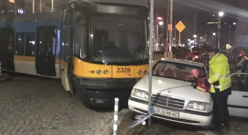 Кола не даде предимство на трамвай, изкара го от релсите