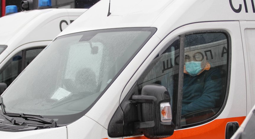 19-годишен бере душа в болница, пребит е от баща и синовете му