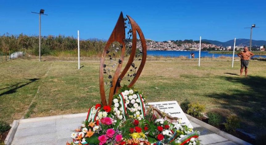 Разрушиха паметника на българите, загинали при потъването на кораб в Охрид