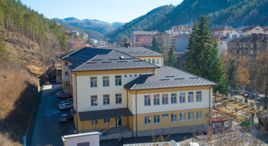 Деца от Мадан дариха на местната болница пари, спестени за екскурзия