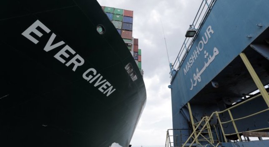 Инцидентът с контейнеровоза Ever Given се дължи на човешка грешка?