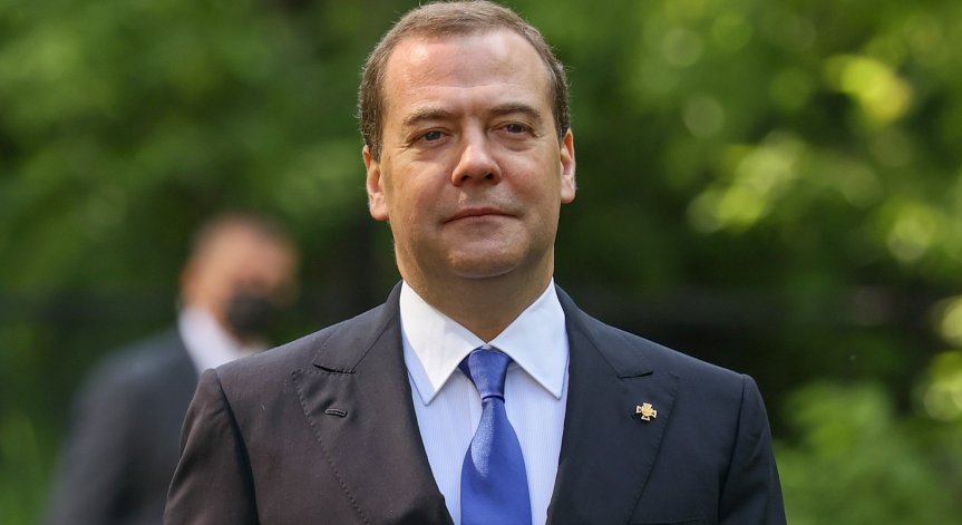 Медведев: Постигане на всички цели в Украйна или военен преврат