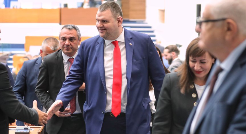 Пеевски пое ръководството на официалния сайт на ДПС, след като бе изключен от партията.