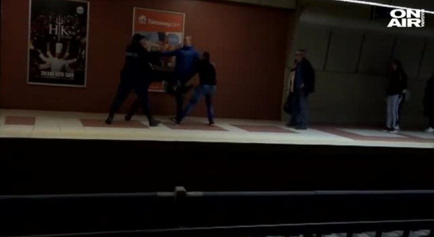 Полицай разтърва биещи се младежи в столичното метро