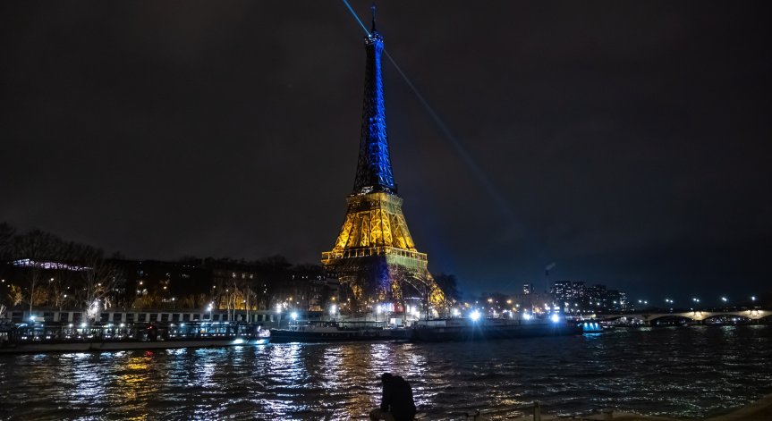 Айфеловата кула светна в цветовете на украинското знаме в знак на подкрепа за Киев