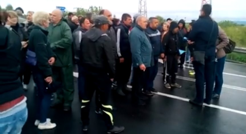 Протестиращите миньори блокираха пътя Бургас - Слънчев бряг