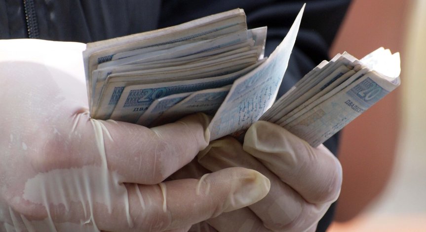 СДВР издирва собственика на пари, намерени до спирка в София