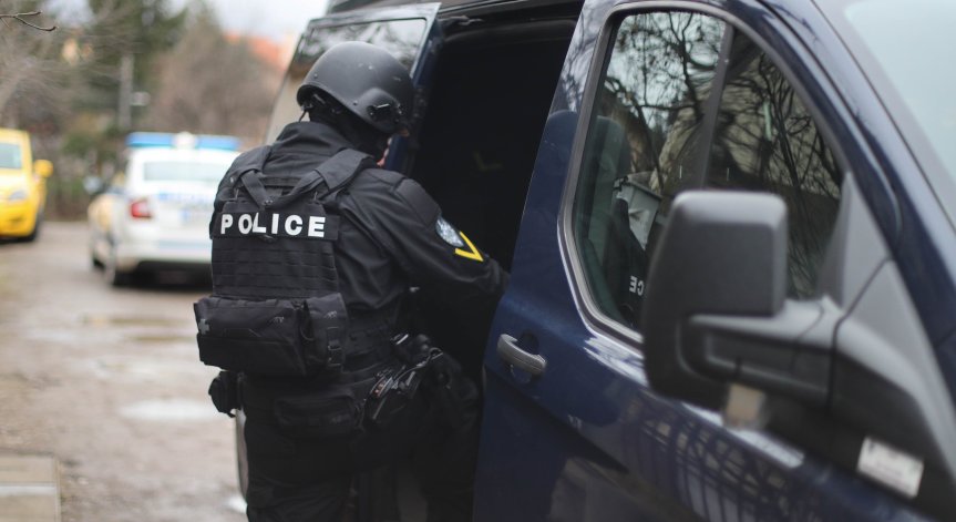 Има задържани и мигранти.