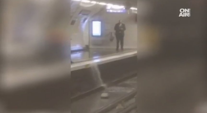 Потоп в Париж затвори редица метростанции