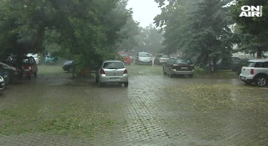 Буря се разрази в София, времето ще се влошава още