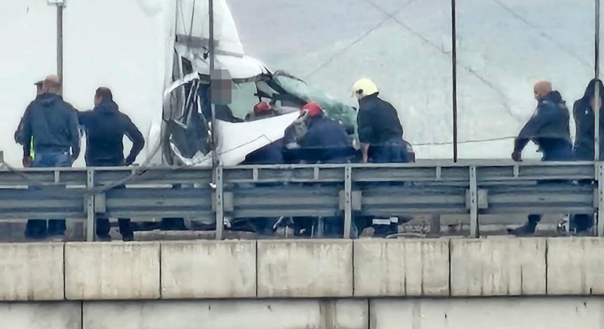 Шофьор е заклещен в катастрофирал ТИР на Северната тангента, пожарникари режат ламарини