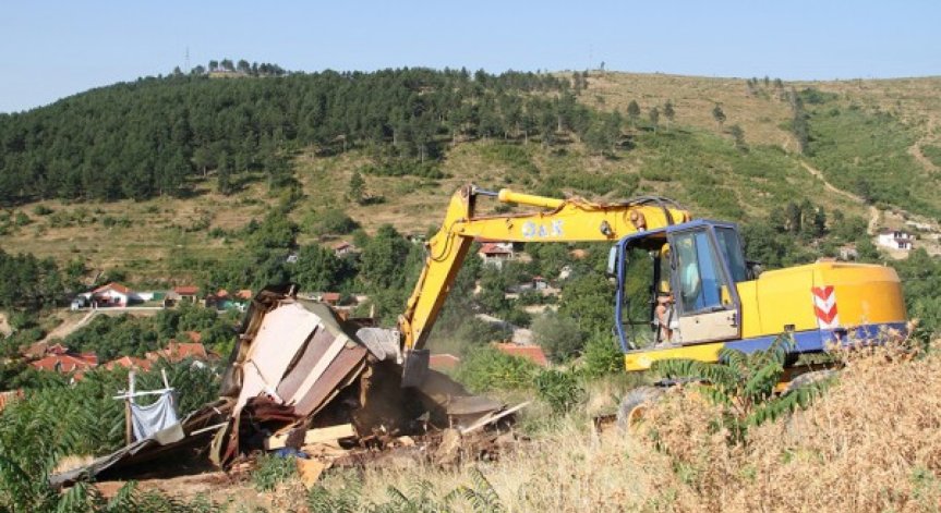 Започна събарянето на ромски къщи в Стара Загора