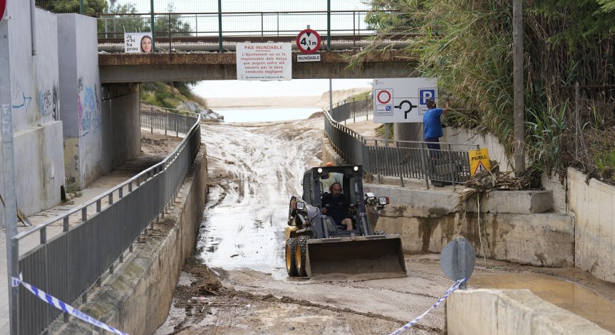 Двама души са в неизвестност след мощна буря в Мадрид