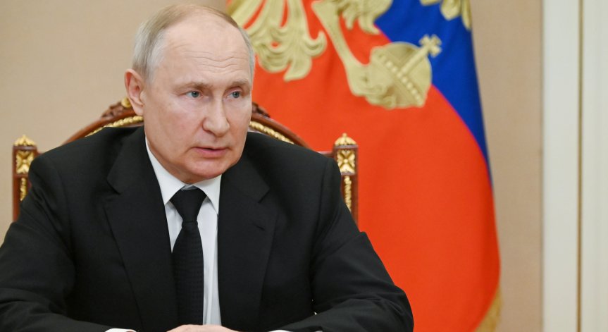 Путин задължава учениците да полагат обществено полезен труд и да учат отбрана