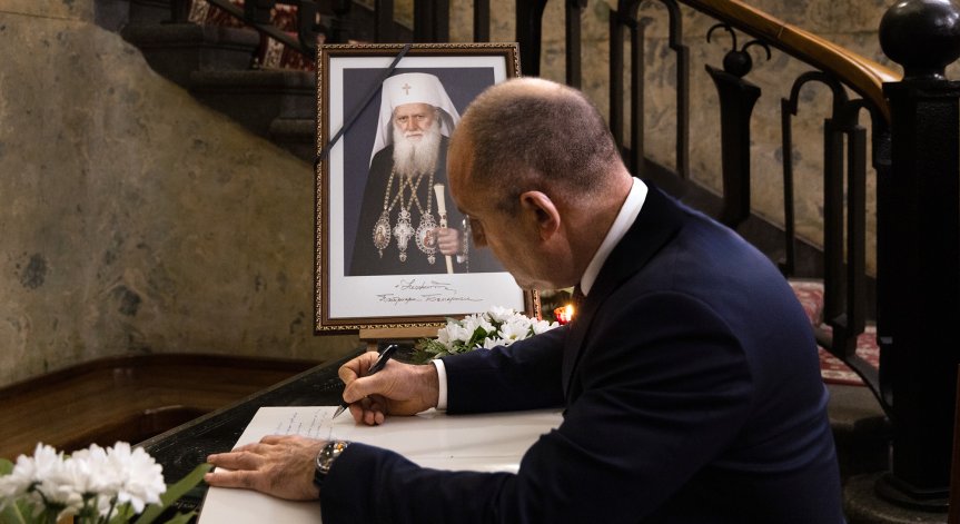 Радев отложи връчването на първия мандат