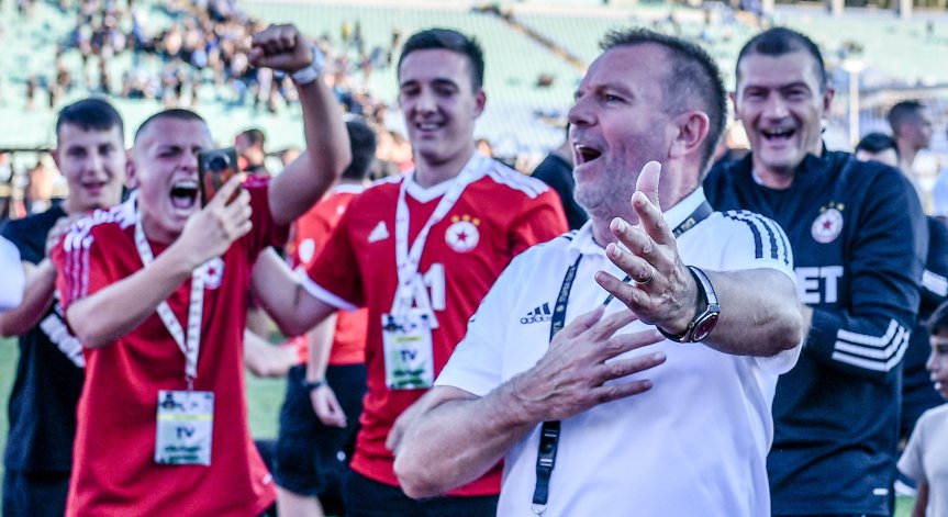 Стойчо Младенов се извини заради снимка с обиден плакат към 