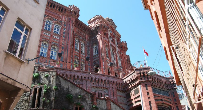 Затварят стотици училища в Турция заради връзки с Гюлен