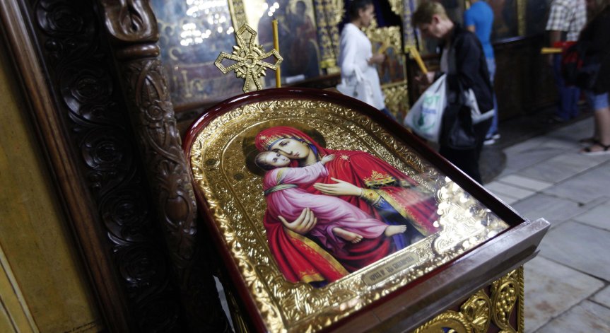 Църквата отбелязва полагането на одеждата на Пресвета Богородица във Влахерна.