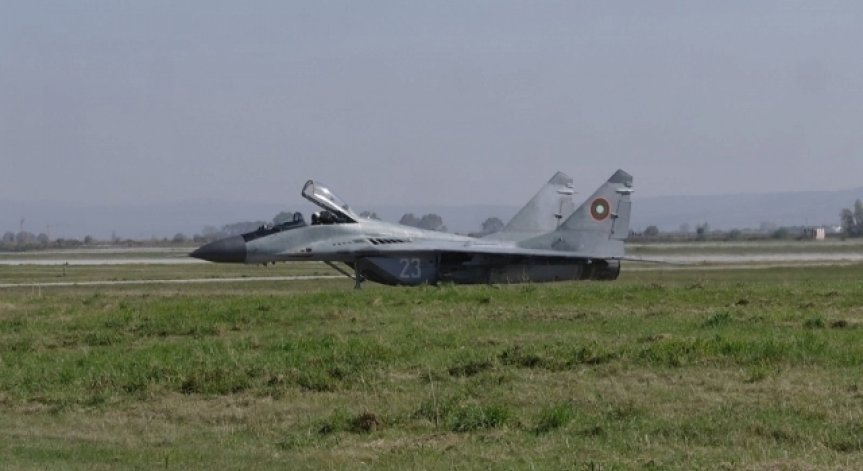 Държавата ще купи 12 изтребителя за целите на армията