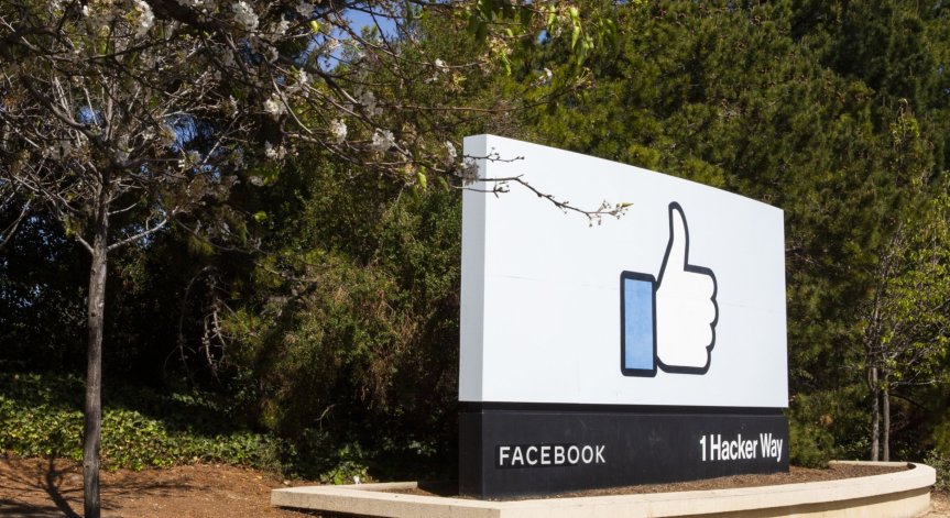 Facebook планира да смени името си?