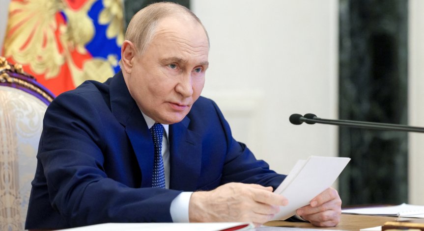 В новата държавна програма за въоръжаване трябва да се отдели специално внимание на ядрената триада, заяви Путин.