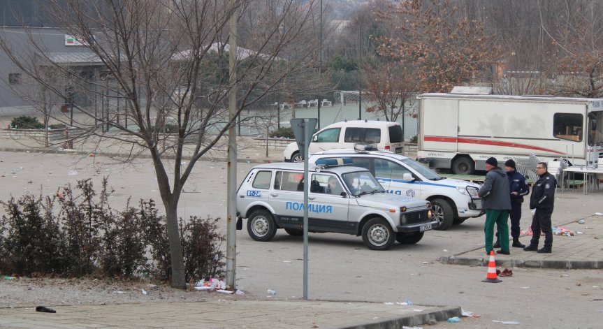 Откриха труп на мъж на стадиона в Симитли след кукерския фестивал