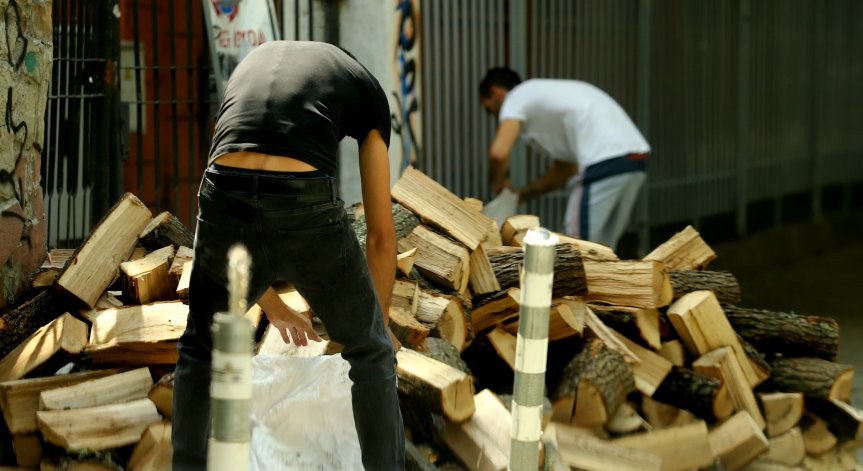 Тежка зима и скъп ток: Гърците масово се запасяват с дърва и пелети