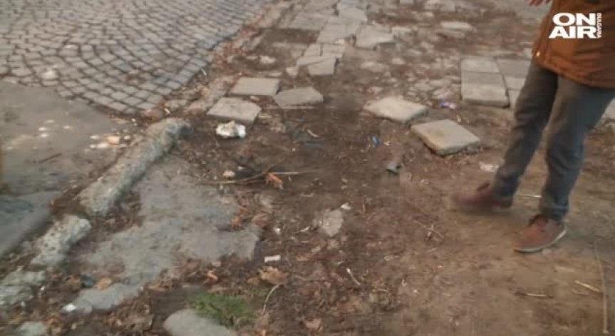 Разбит тротоар, превърнат в капан за коли, изправи на нокти столичани