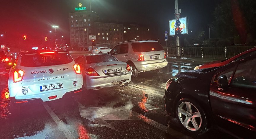 Катастрофа между три автомобила в столицата, движението е затруднено