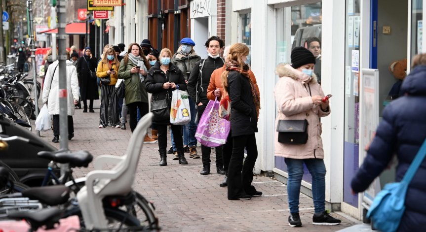 Нидерландия затяга мерките срещу Ковид-19 дни преди Коледа