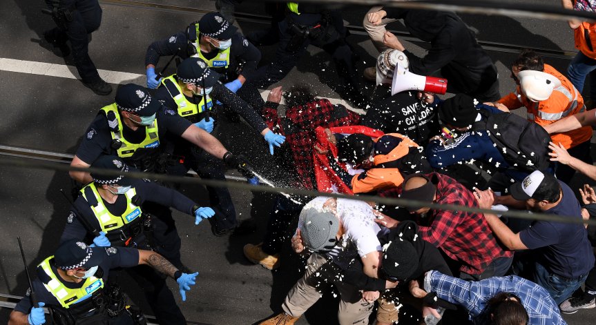 Австралия избухна срещу локдауна, арестуваха стотици по време на протестите