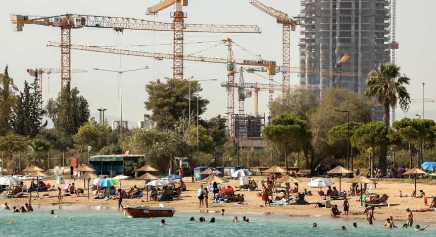 Почивката става лукс: Почти 50% от гърците остават у дома