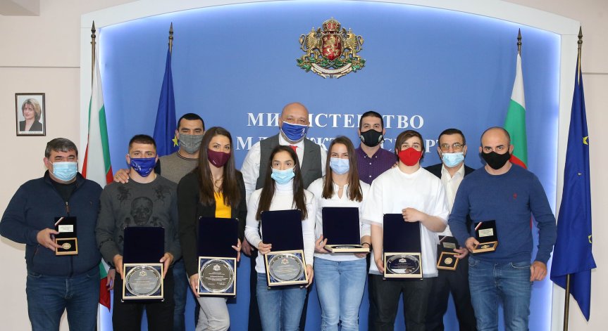 Министър Кралев награди медалистите от Европейското първенство по борба