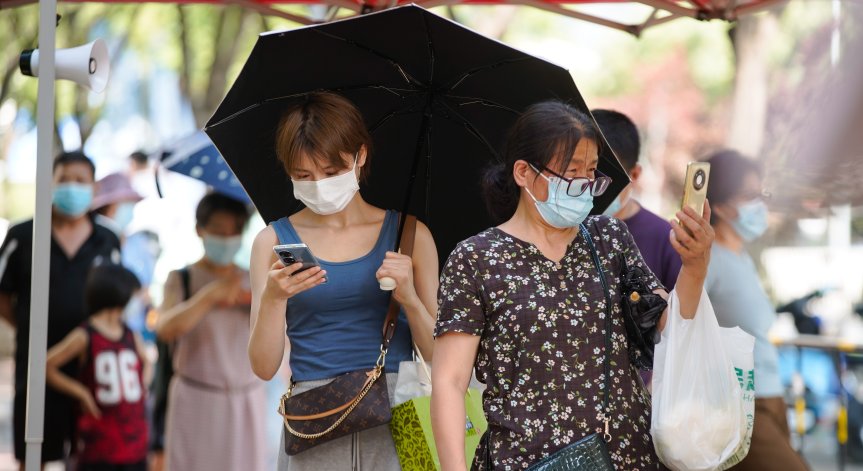 Около 80 хиляди туристи са блокирани в китайски курорт заради наложен локдаун