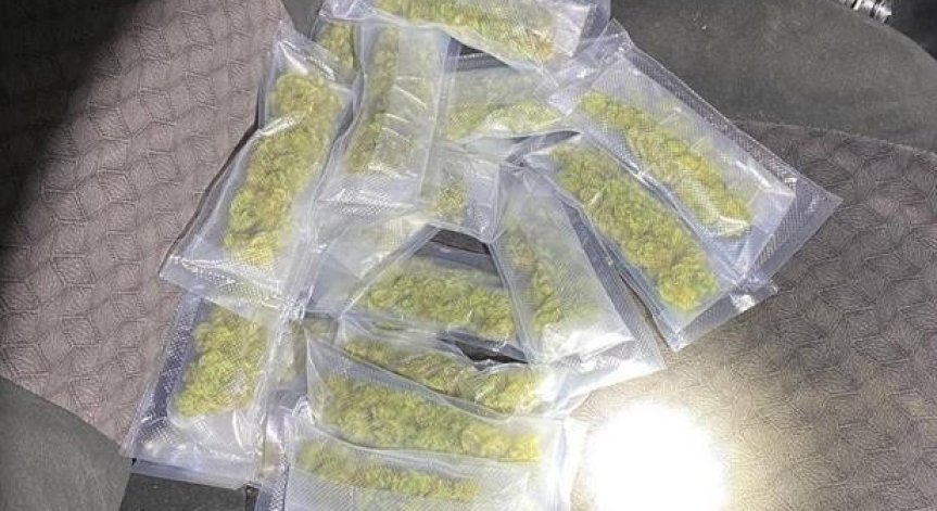 Задържаха 40-годишен дилър при покупко-продажба, в дома му откриха 1750 г марихуана