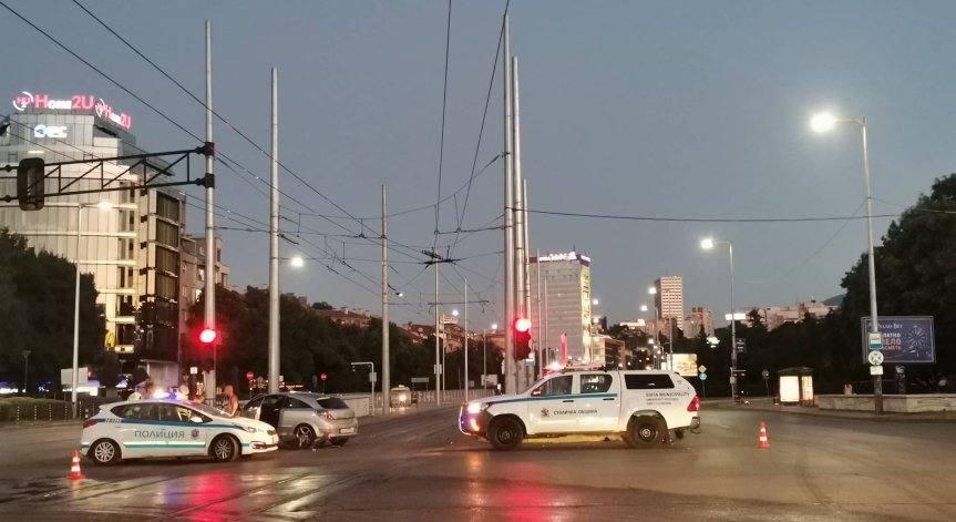 На метри от катастрофата на Семерджиев две коли се удариха и забиха в заграждения на бул. 