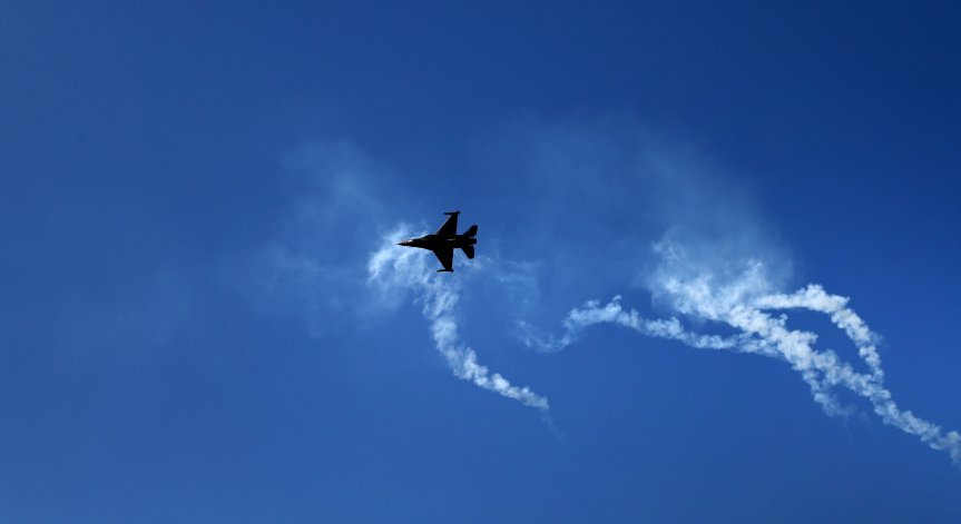 Гръцки изтребител F-16 се разби в Егейско море, търсят пилота