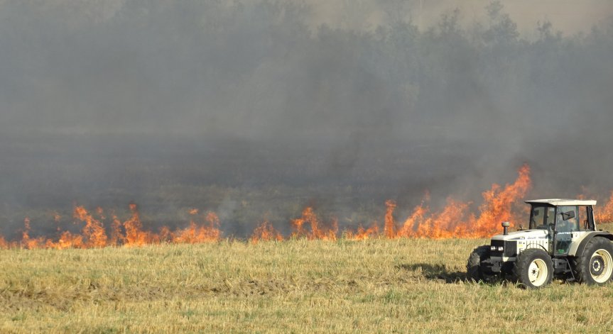Голям пожар край гара Бобошево затвори път Е-79, трактори правят просеки