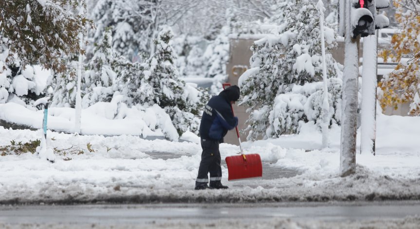 Части от Северозападна България са без ток, спряха ТИР-овете на места