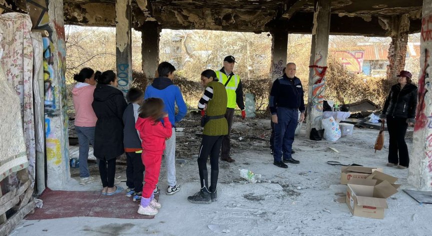 Социалните и полицаи изведоха 5 деца от опасна сграда в Студентски град