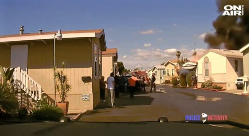 Пожарникари спасиха мъж секунди преди къщата му да избухне