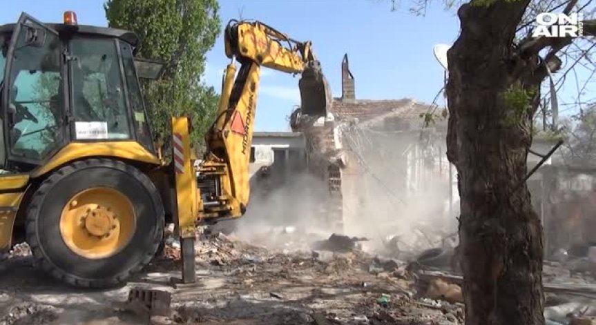 Тежки багери сринаха незаконни постройки в пловдивската 