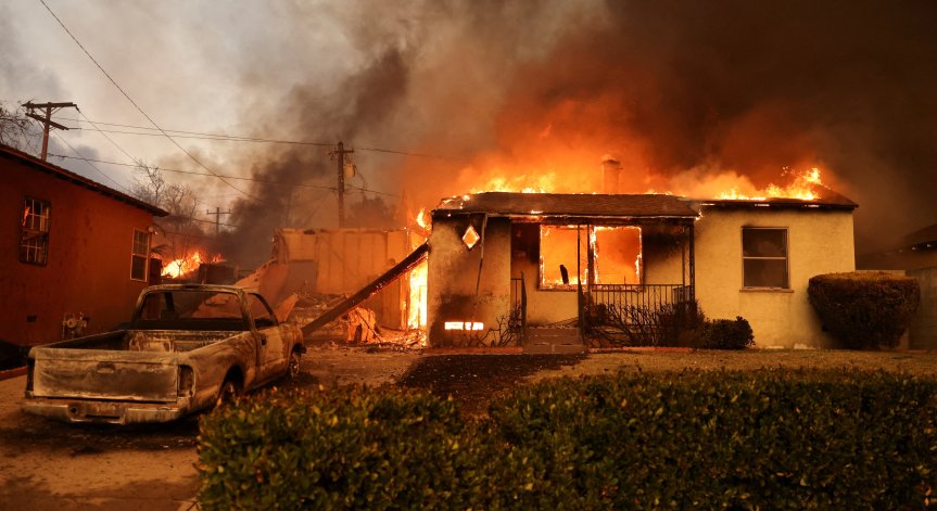 При пожарите загинаха най-малко двама души.