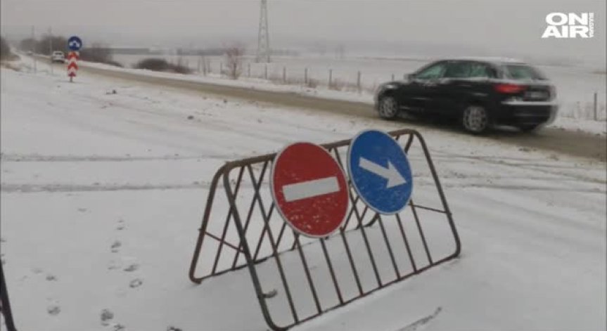 Снеговалежът в Бургас не спира