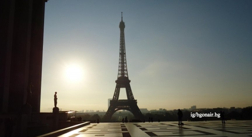 Сигнал за бомба затвори Айфеловата кула в Париж