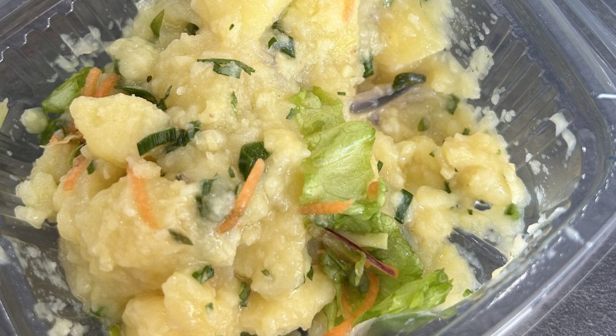 Клиент се оплака от развалена картофена салата. 