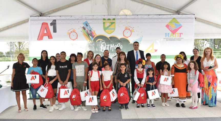 С нови таблети, раници, тетрадки и помагала от А1 270 деца от приемни семейства започнаха новата учебна година.